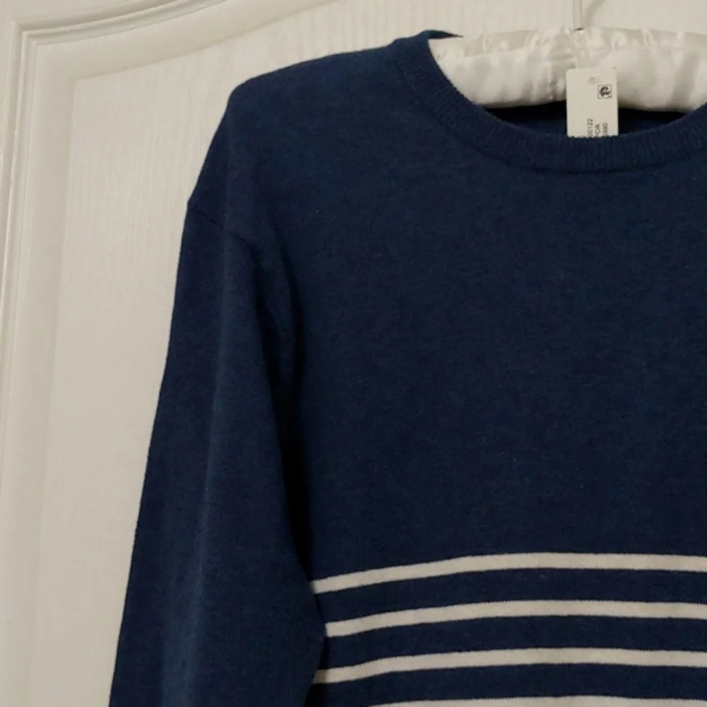 Crown & Ivy Blue Cashmere Blend Crewneck Sweater. Size Large. NWT $65
